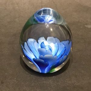 Dynasty Gallery Heirloom Collectibles Blue Flower Paperweight.